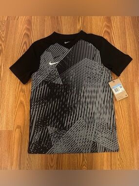 Nike kids Black and Gray Short Sleeve Football/Soccer Tee, Size M